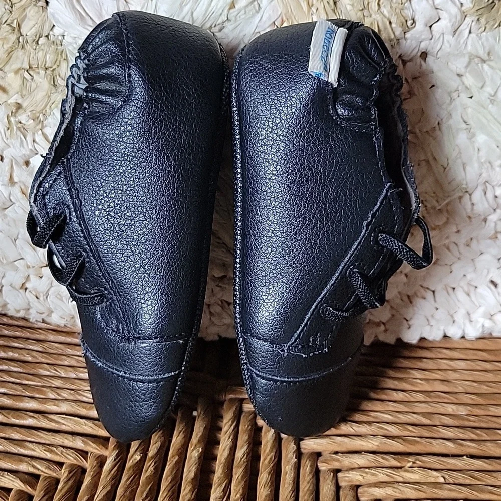 Robeez Basic Brian black flat shoe, size 5